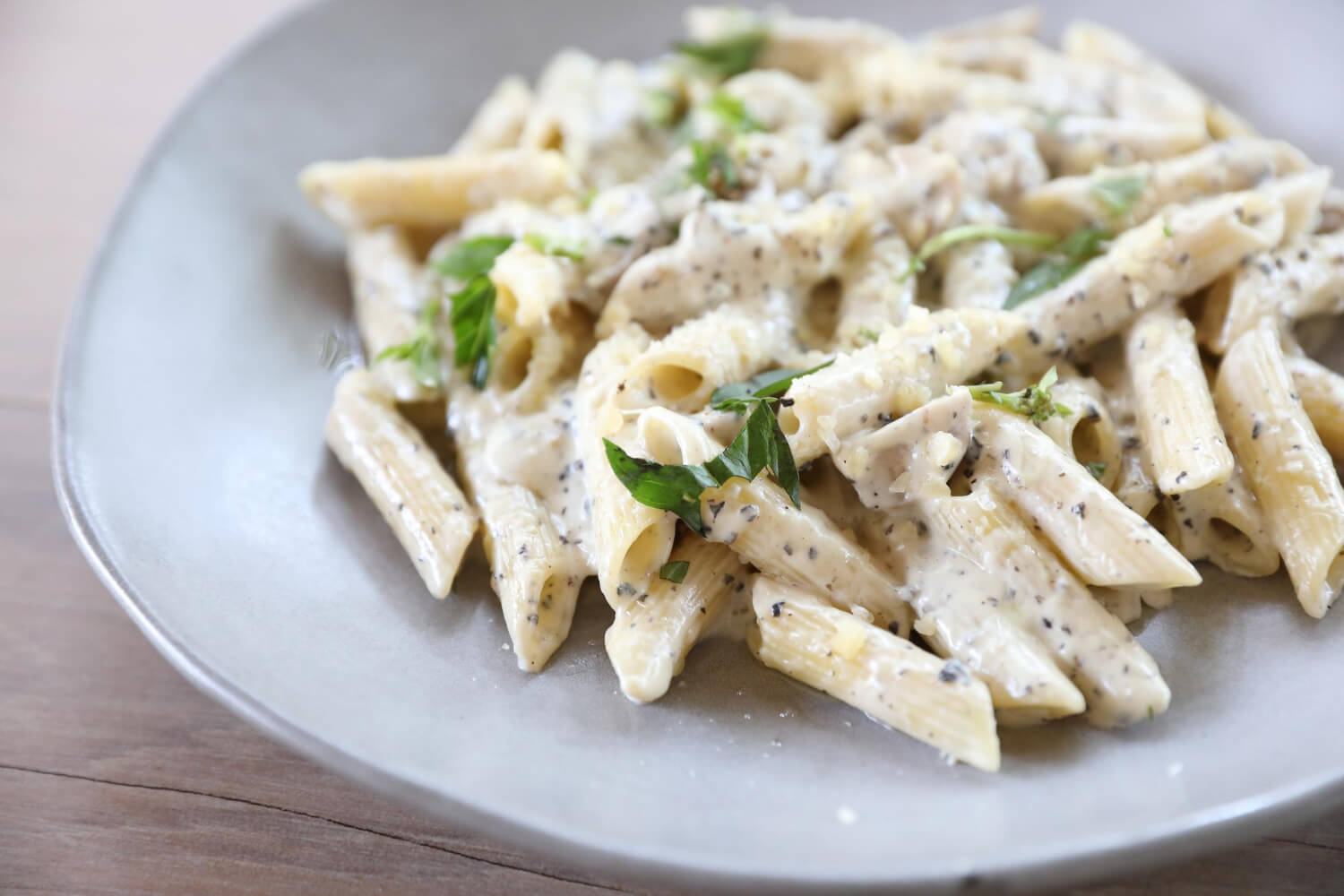 Kremalı fesleğenli pesto soslu makarna tarifi – 15 dakikada gurme lezzet