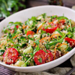Pesto soslu sebzeli kinoa salatası tarifi – sağlıklı, pratik ve lezzetli öğün seçeneği