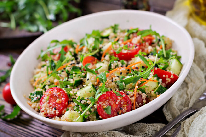 Pesto soslu sebzeli kinoa salatası tarifi – sağlıklı, pratik ve lezzetli öğün seçeneği