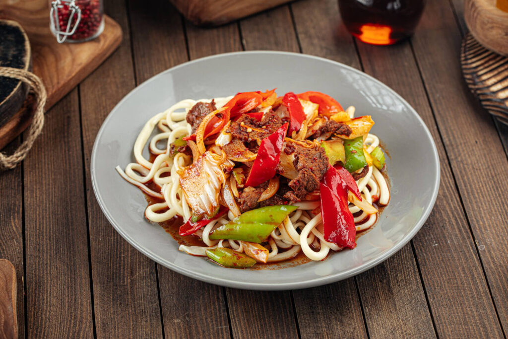 Lağman tarifi – uygur mutfağından sebzeli ve el açması erişteli etli noodle yemeği 14 Lağman tarifi – uygur mutfağından sebzeli ve el açması erişteli etli noodle yemeği