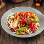 Lağman tarifi – uygur mutfağından sebzeli ve el açması erişteli etli noodle yemeği