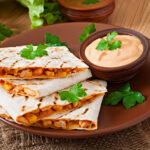 Meksika mutfağından acılı tavuklu quesadilla tarifi – bol peynirli ve lezzetli