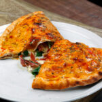 Ev yapımı lezzetli calzone tarifi: i̇talyan usulü kapalı pizza
