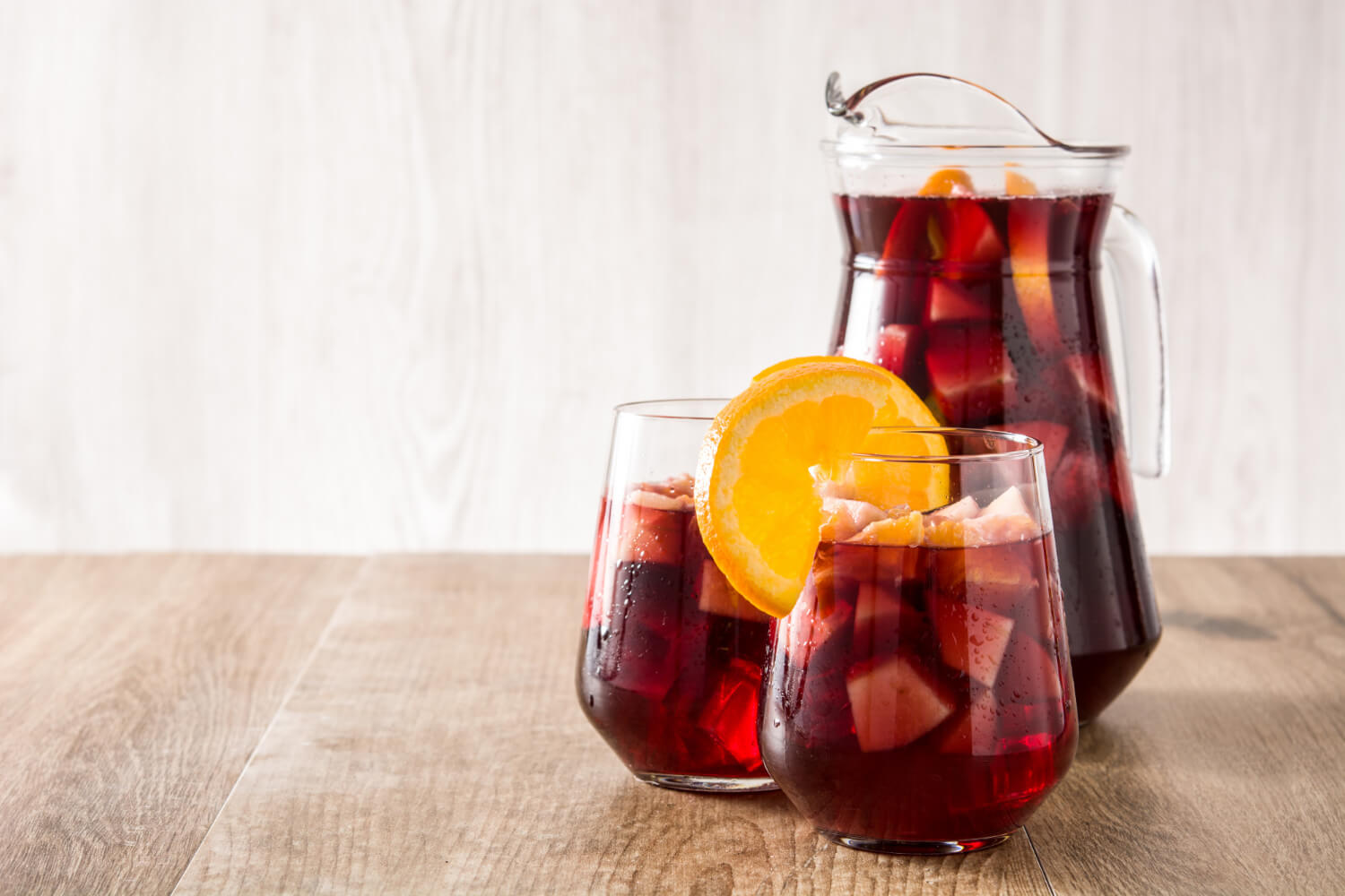 Meyve şöleni sangria tarifi – alkollü ve alkolsüz seçenekleriyle serinletici yaz i̇çeceği