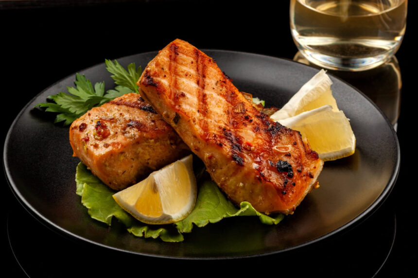 Taze baharatlarla aromalanmış nefis somon izgara tarifi