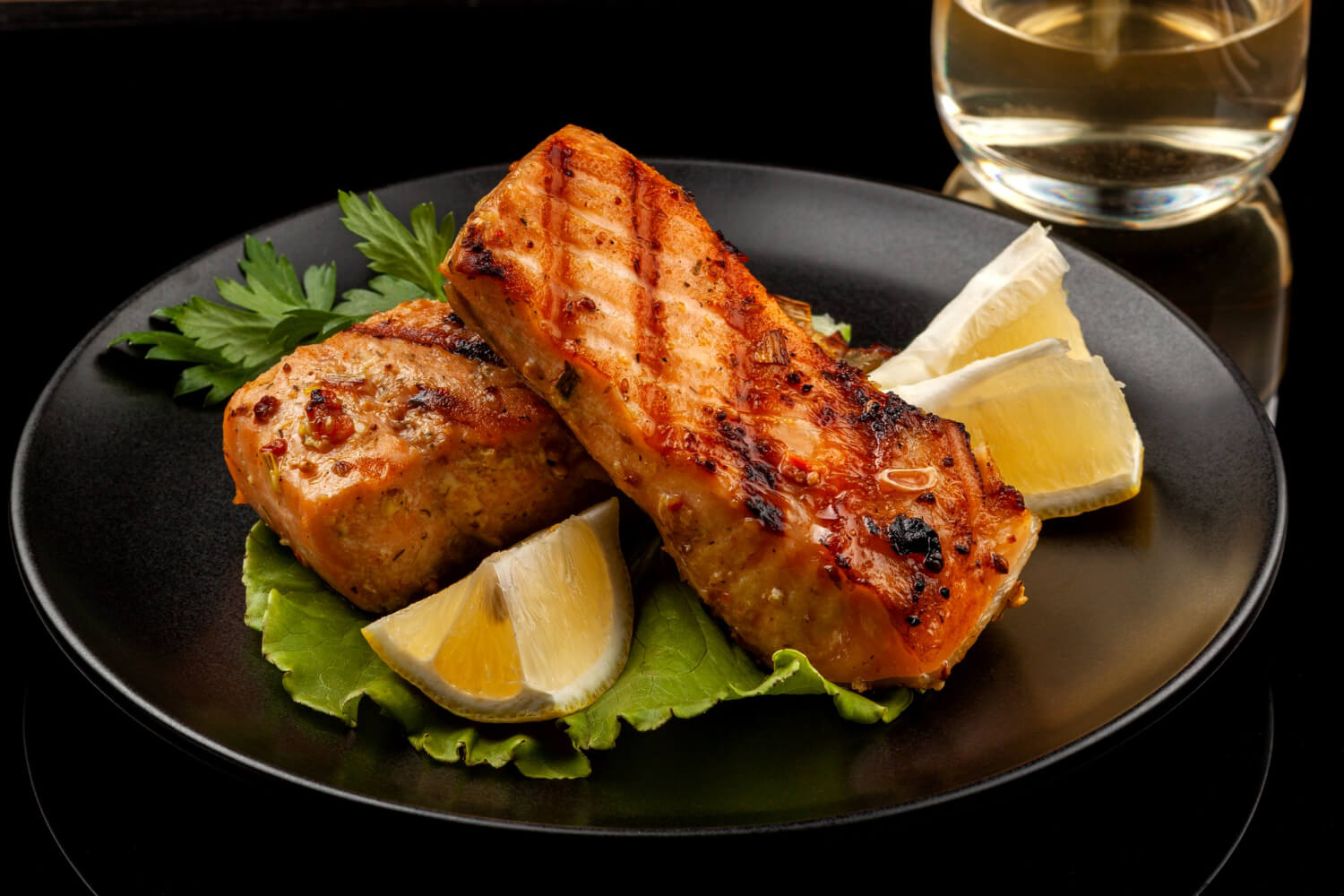 Taze baharatlarla aromalanmış nefis somon izgara tarifi