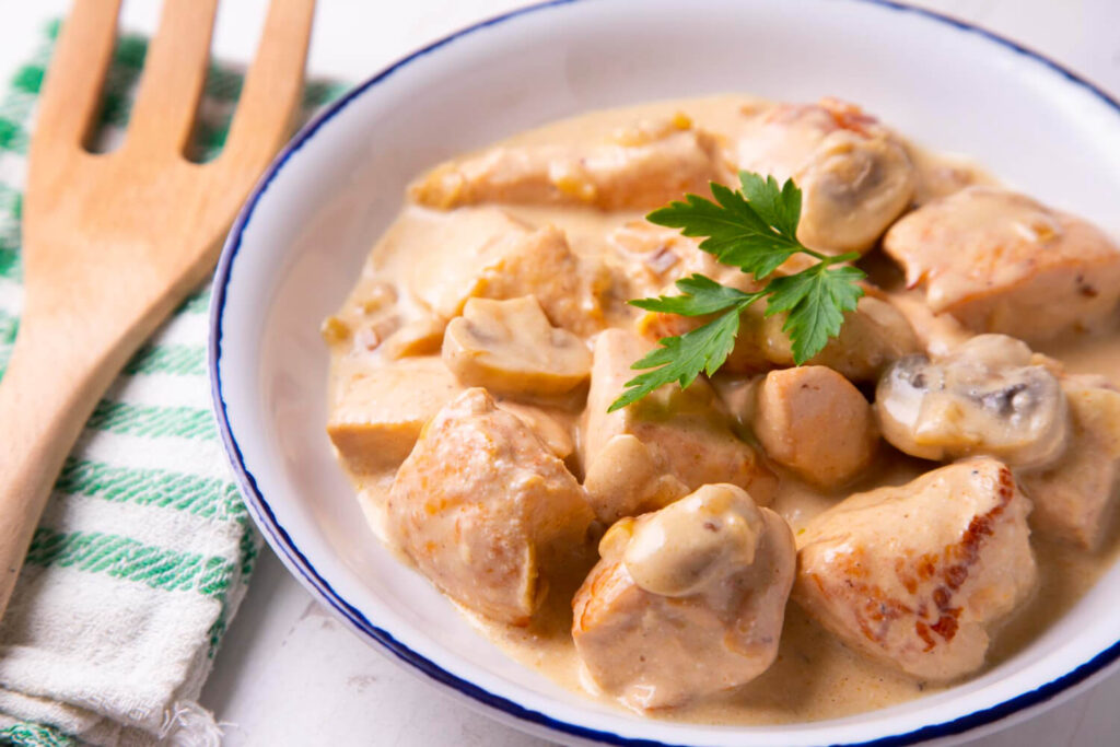 Kremalı mantarlı tavuk tarifi: lokum gibi yumuşak ve enfes soslu 14 Kremalı mantarlı tavuk tarifi: lokum gibi yumuşak ve enfes soslu