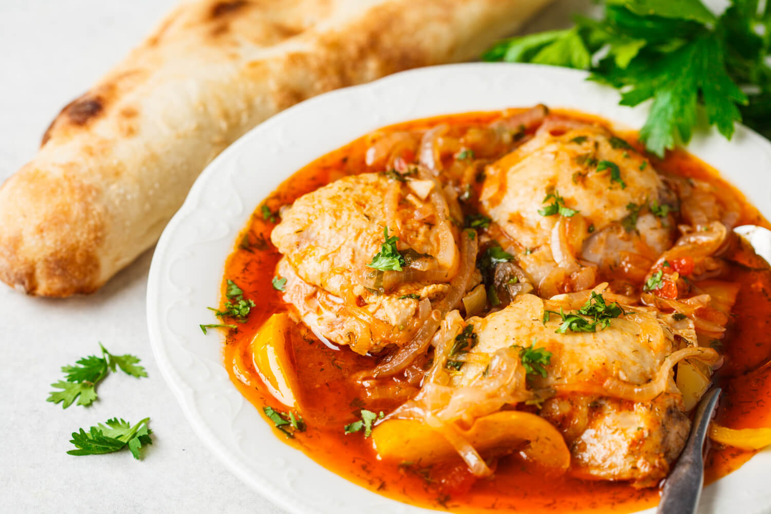 Gürcü usulü chahohbili tarifi – nefis soğanlı ve domatesli tavuk güveç