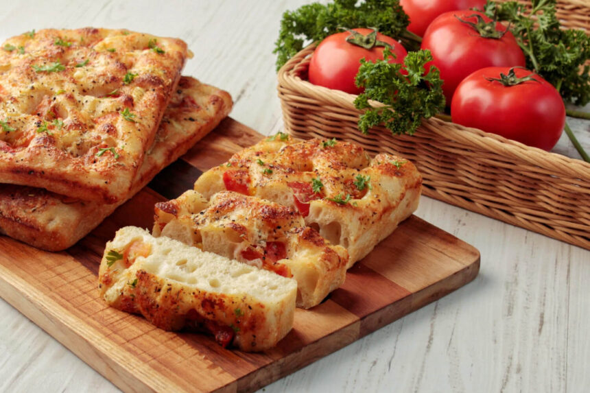 İtalyan focaccia ekmeği tarifi: zeytinyağlı, yumuşak ve aromatik ekmek keyfi
