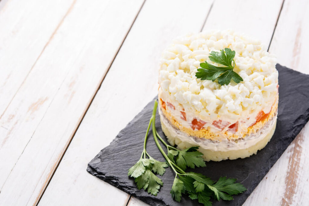 Mimoza salatası tarifi: yumurtalı, kat kat ve şık sunumlu rus mezesi 14 Mimoza salatası tarifi: yumurtalı, kat kat ve şık sunumlu rus mezesi