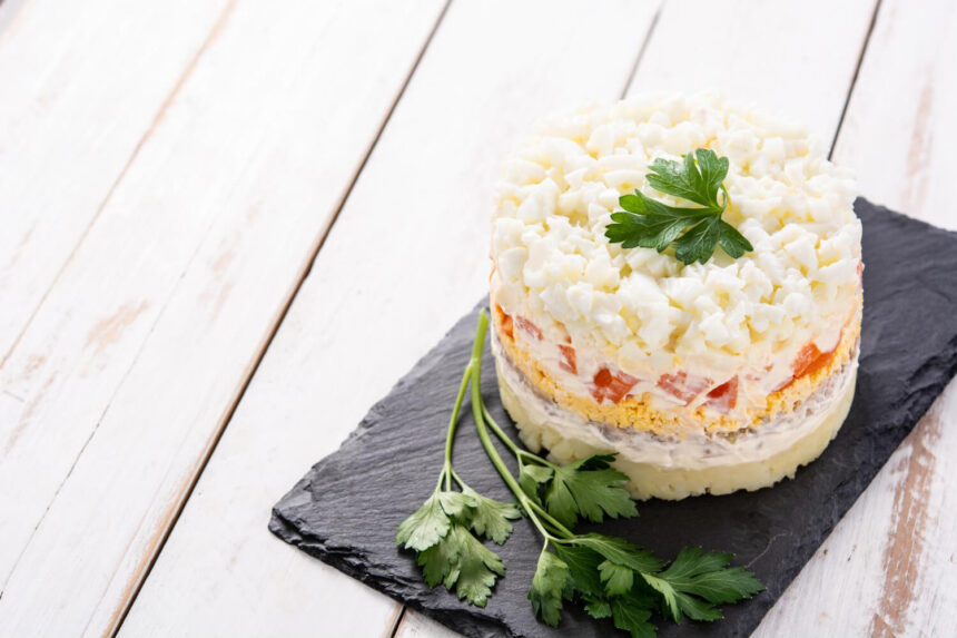 Mimoza salatası tarifi: yumurtalı, kat kat ve şık sunumlu rus mezesi