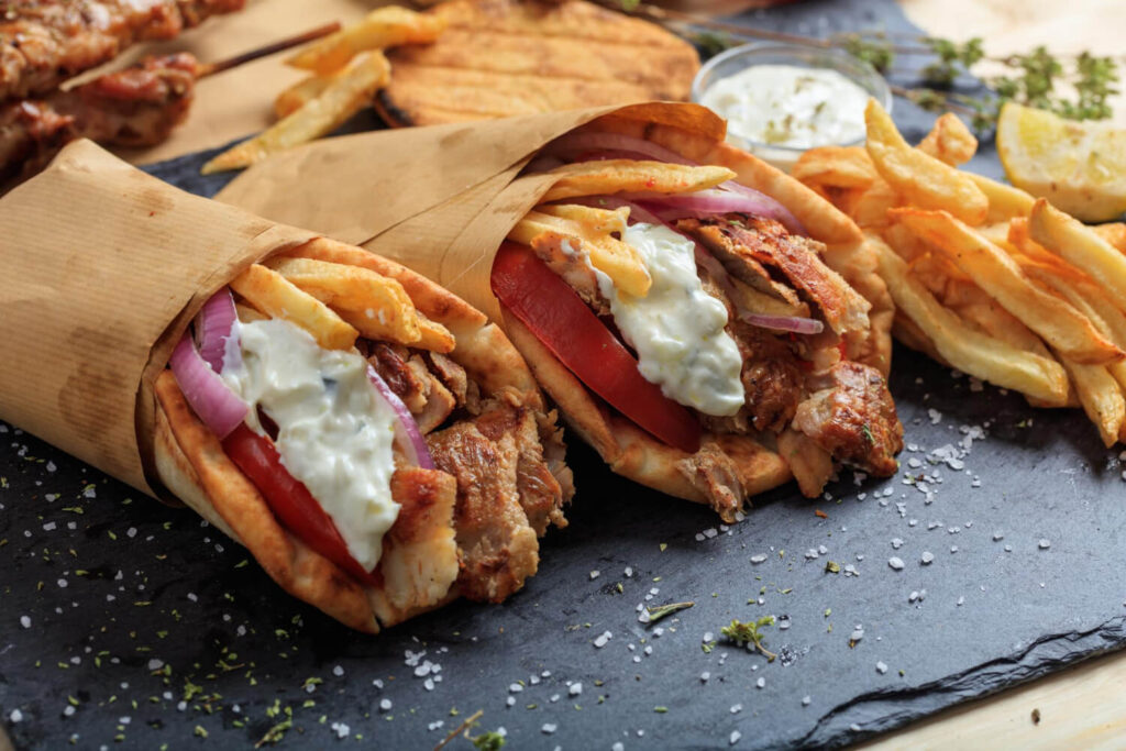 Tavuklu gyros tarifi: yunan usulü lezzet dolu tavuk döner deneyimi 14 Tavuklu gyros tarifi: yunan usulü lezzet dolu tavuk döner deneyimi
