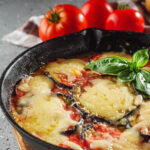 Parmigiana di melanzane tarifi: i̇talyan usulü fırınlanmış patlıcan ve peynir şöleni