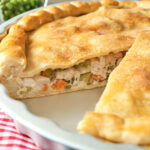Chicken pot pie tarifi: kremalı tavuk ve sebzelerle dolu nefis milföy kabuğu