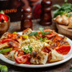 Ev yapımı beyti kebabı tarifi: lavaşta sarılı, soslu ve yoğurtlu lezzet
