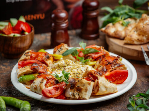 Ev yapımı beyti kebabı tarifi: lavaşta sarılı, soslu ve yoğurtlu lezzet
