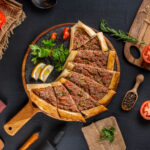 Fırından yeni çıkmış gibi: evde kuşbaşılı pide tarifi (yumuşak ve çıtır arası hamur)