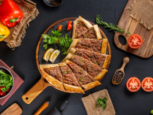 Fırından yeni çıkmış gibi: evde kuşbaşılı pide tarifi (yumuşak ve çıtır arası hamur)
