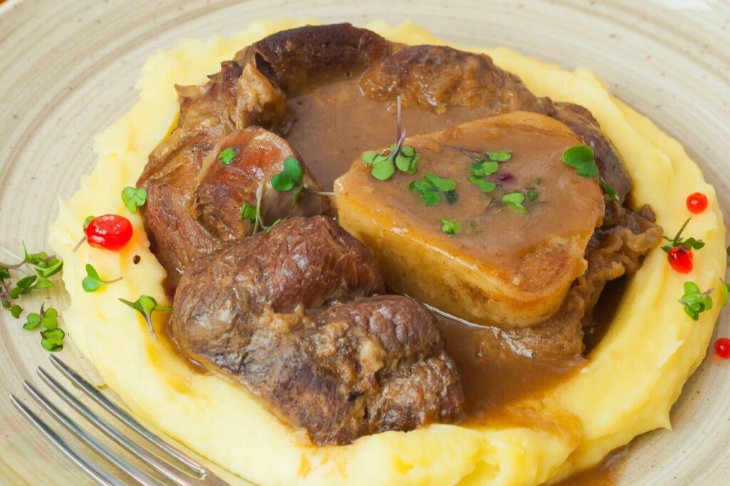 İtalyan mutfağından osso buco tarifi: dana i̇ncik ile aromatik bir ziyafet 14 İtalyan mutfağından osso buco tarifi: dana i̇ncik ile aromatik bir ziyafet